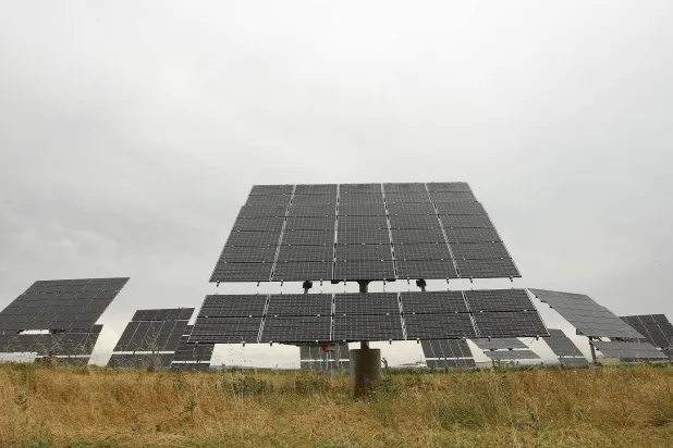 ألواح شمسية في مزرعة بمدينة لينيولا شمال شرقي إسبانيا (رويترز)