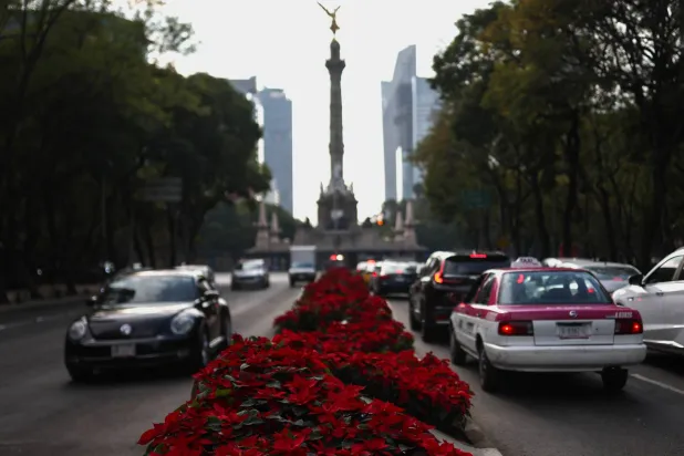 أحد الشوارع الرئيسية بوسط العاصمة المكسيكية مكسيكو سيتي (رويترز)