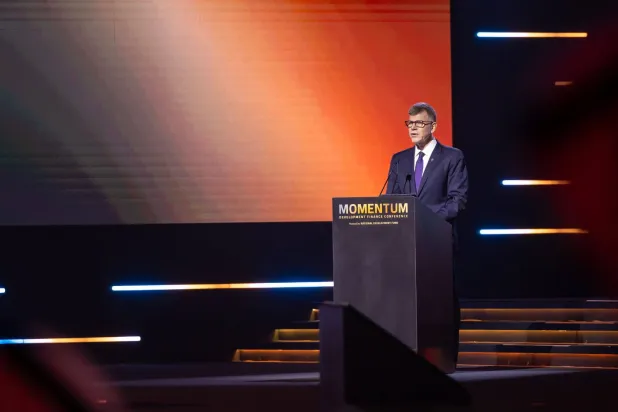 محافظ الصندوق متحدثاً في المؤتمر (الشرق الأوسط)