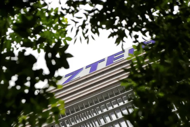 شعار شركة «زد تي إي» الصينية لمعدات الاتصالات على مقرها في العاصمة الصينية بكين (رويترز)