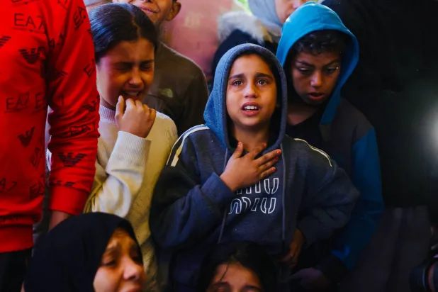 أطفال يبكون أقاربهم الذين قُتلوا علي يد الجيش الإسرائيلي مطلع الأسبوع الحالي في مستشفى ناصر بخان يونس جنوب قطاع غزة (أ.ف.ب)