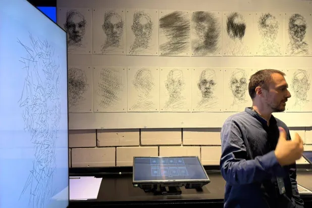 الإيطالي ماركو في مساحته الفنّية ضمن «أسبوع مسك للفنون» (الشرق الأوسط)