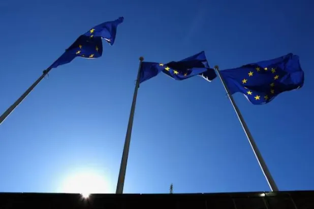 تُرفرف أعلام الاتحاد الأوروبي خارج مقر المفوضية في بروكسل (رويترز)