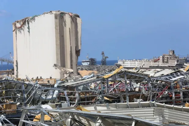 جانب من الدمار بموقع الانفجار في مرفأ بيروت يوم 4 أغسطس 2020 (رويترز)