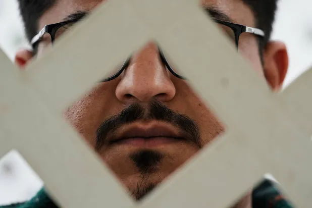 تم تصوير روح الله. ر. الذي لم يرغب في إظهار وجهه أو الكشف عن اسم عائلته خوفاً من إدارة الهجرة والجمارك الأميركية منزله في نورث هايلاندز - كاليفورنيا الجمعة 5 ديسمبر 2025 (اب)