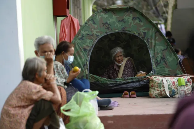 نازحون تايلانديون يحتمون داخل ملاجئ في سورين يوم 11 ديسمبر (إ.ب.أ)