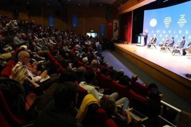 جانب من «مؤتمر السلام والمجتمع الديمقراطي» الذي نظمه حزب «الديمقراطية والمساواة للشعوب» المؤيد للأكراد في إسطنبول في 6 و7 ديسمبر (حساب الحزب في إكس)