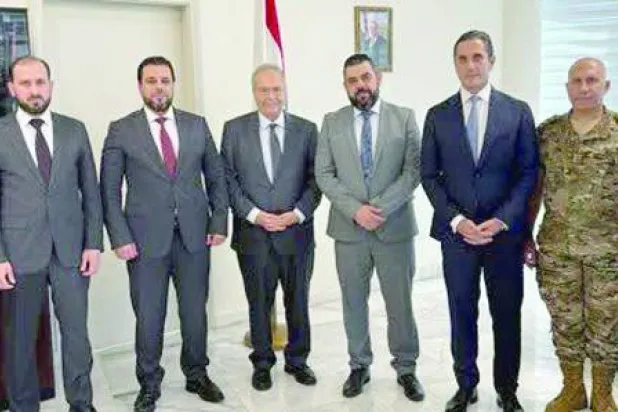 الوزير طارق متري مستقبلاً الوفد السوري في بيروت مطلع سبتمبر 2025 (إكس)