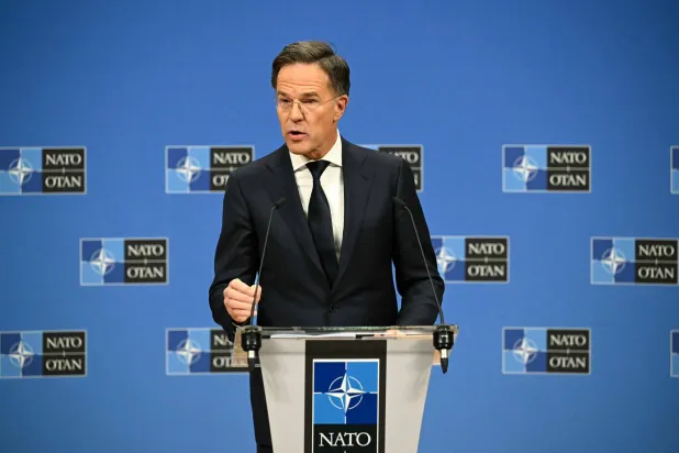 الأمين العام لـ«حلف شمال الأطلسي» مارك روته يتحدث خلال مؤتمر صحافي قبل اجتماع وزراء خارجيته بمقره في بروكسل الخميس (أ.ف.ب)