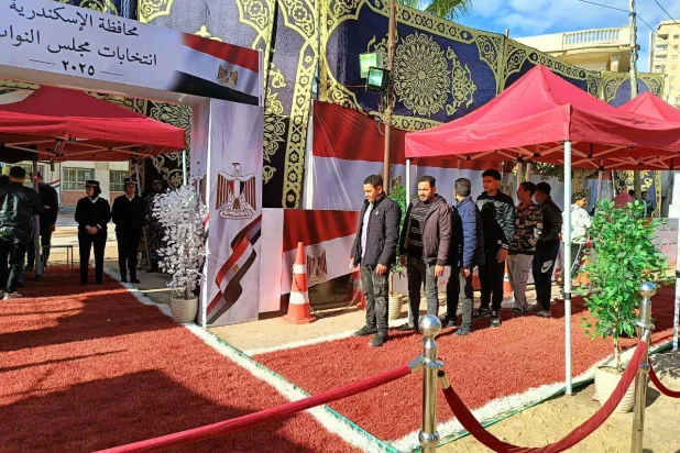 مصريون أمام أحد مراكز الاقتراع في انتخابات «النواب» بالإسكندرية الخميس (تنسيقية شباب الأحزاب)