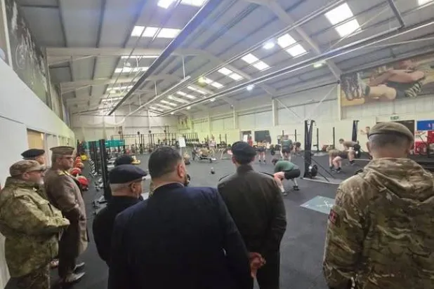 جانب من زيارة وفد عسكري بحكومة «الوحدة» الليبية لمؤسسات تعليمية عسكرية عليا ومتوسطة بالجيش البريطاني (رئاسة الأركان بغرب ليبيا)