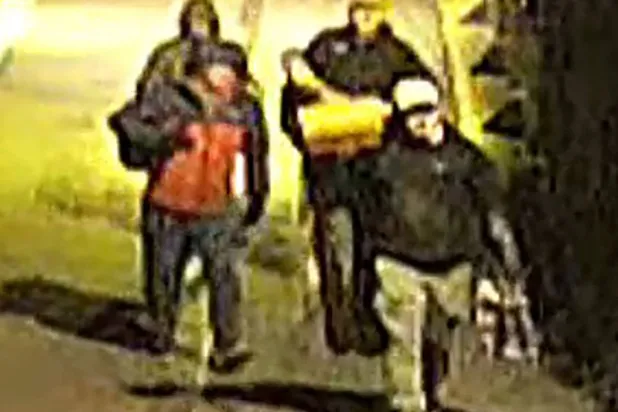 ناشدت شرطة آيفون وسوميرست الجمهور تقديم معلومات حول أربعة رجال رصدتهم كاميرات مراقبة أمام مبنى بمدينة بريستول (أ.ف.ب)