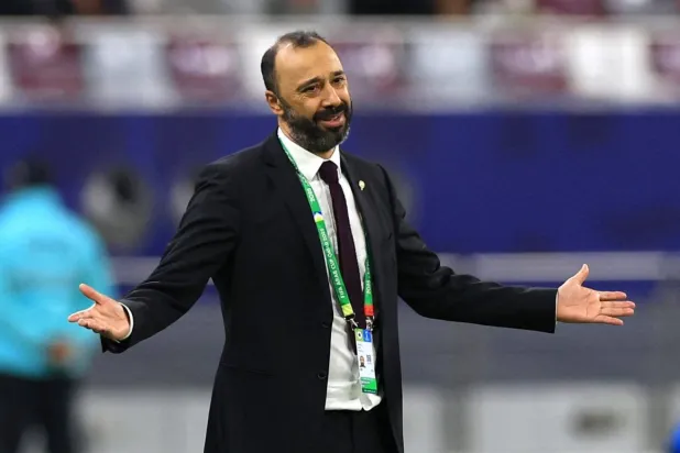 السكتيوي يوجه لاعبيه خلال المباراة (رويترز)