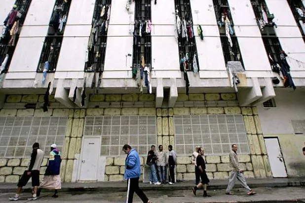 Prisoners stroll through a yard inside Roumieh prison, northeast of Beirut, on April 7, 2006. AFP