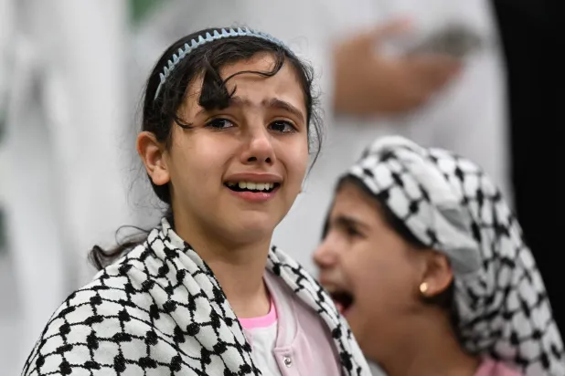 طفلة فلسطينية تبكي بعد خسارة منتخب بلادها في نصف نهائي كأس العرب (تصوير: بشير صالح) 