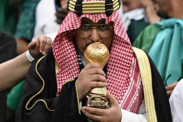 مشجع سعودي محتفلاً بعد بلوغ الأخضر مرحلة نصف نهائي كأس العرب (تصوير: بشير صالح) 