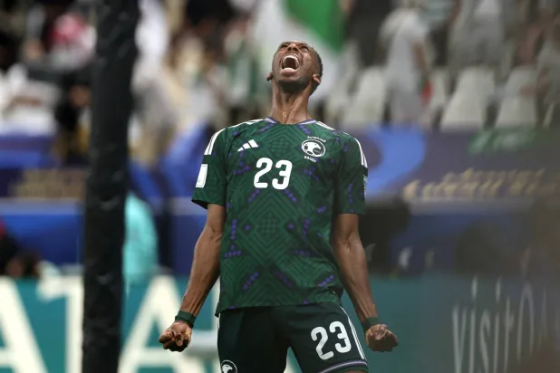 محمد كنو محتفلاً بهدفه في شباك فلسطين (رويترز)