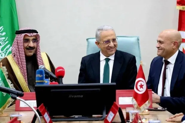 من مراسم توقيع عقد انطلاق تنفيذ مستشفى الملك سلمان بمدينة القيروان التونسية الخميس (واس)