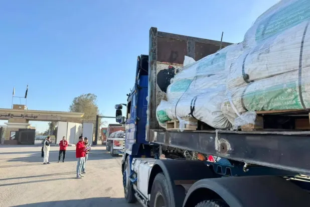 Suudi Arabistan'dan gelen insani yardım malzemeleri yüklü kamyonlar Refah sınır kapısından geçiyor (Kral Salman Yardım Merkezi)