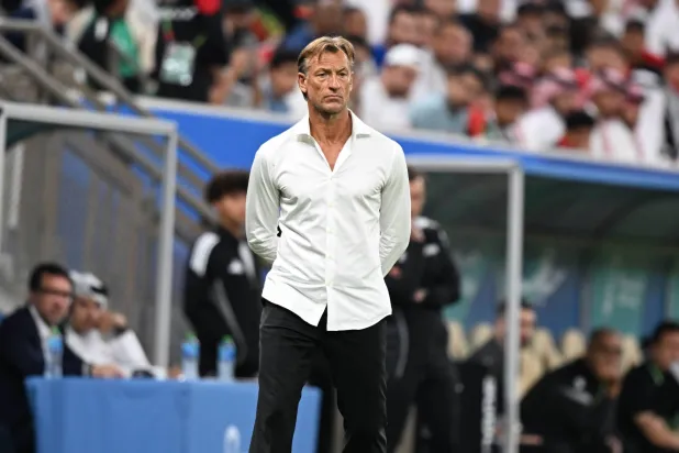 رينارد يراقب أداء لاعبيه خلال المباراة (تصوير: بشير صالح) 