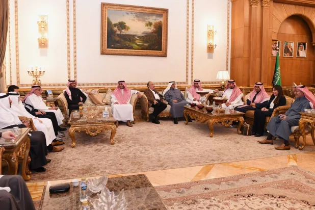 السفير صالح الحصيني لدى لقائه المهندسة رندا المنشاوي بحضور وفد مجلس الأعمال (السفارة السعودية)