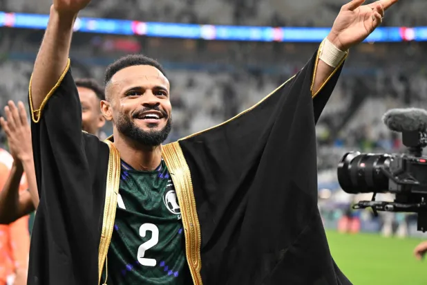 مجرشي مرتدياً البشت خلال الاحتفال بالتأهل (تصوير: بشير صالح)