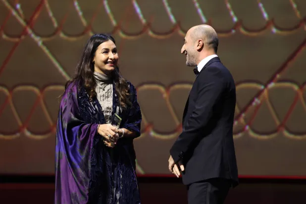 المخرجة السعودية شهد أمين تتسلَّم جائزة فيلم «هجرة» (المهرجان)