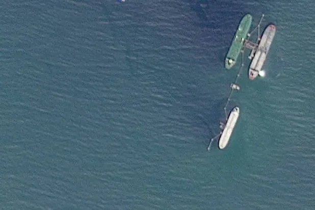 Venezuela'nın Jose limanı açıklarında ele geçirilen dev petrol tankeri "Skipper"ın uydu görüntüsü (Reuters)