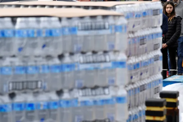 الأبحاث كشفت عن وجود ملوثات في المياه المعبأة بما في ذلك الجزيئات البلاستيكية الدقيقة (رويترز)