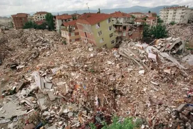 زلزال مرمرة المدمر في 1999 خلّف 17 ألف قتيل بينهم ألف في إسطنبول إلى جانب دمار واسع (أرشيفية - إعلام تركي)