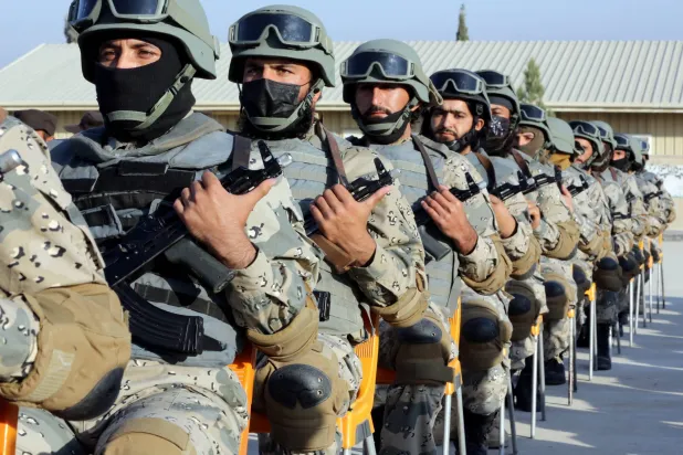 افرادی از پلیس افغانستان در مراسم فارغ‌التحصیلی امروز پنجشنبه در جلال‌آباد (EPA)