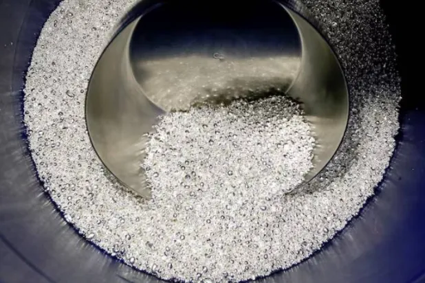 موظف يأخذ حبيبات من الفضة النقية في مصنع كراستسفتم للمعادن غير الحديدية بمدينة كراسنويارسك في سيبيريا (رويترز)