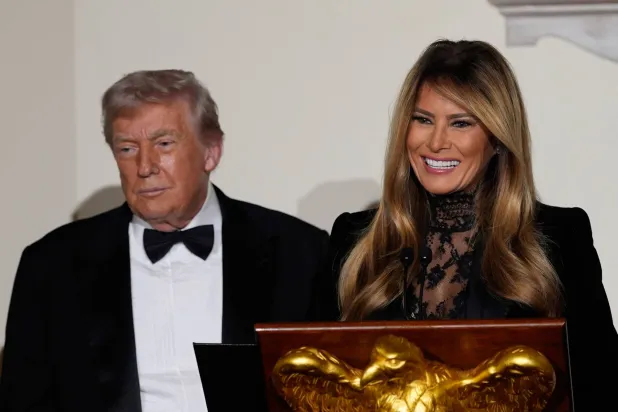 السيدة الأولى ميلانيا تتحدث إلى الضيوف إلى جانب زوجها دونالد ترمب خلال حفل الكونغرس (أ.ب)