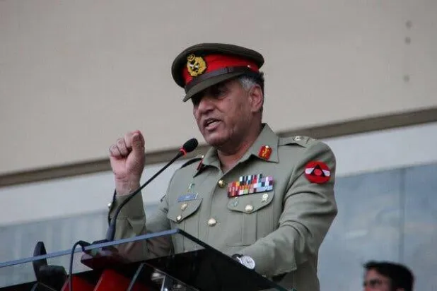 الفريق الركن فايز حميد الحليف المقرّب لرئيس الوزراء السابق عمران خان تولّى في السابق قيادة جهاز الاستخبارات الباكستانية القوي (أ.ب)