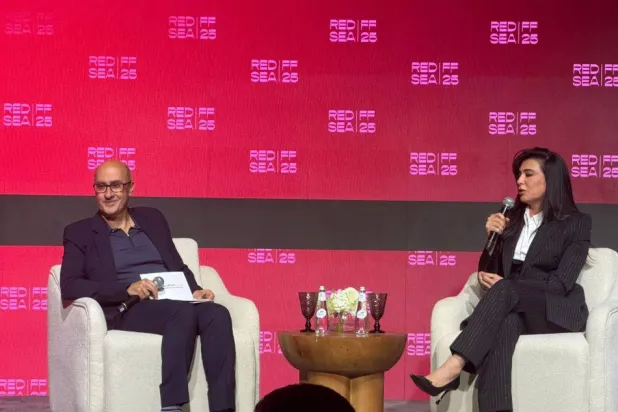 نادین لبکی درباره مسیر حرفه‌ای خود در جشنواره دریای سرخ سخن می‌گوید (اداره جشنواره)