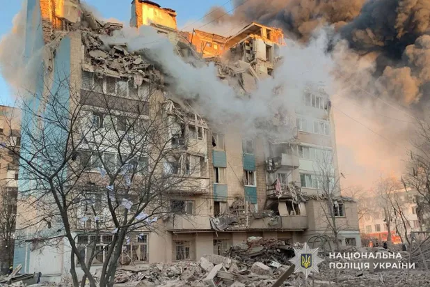 مبنى سكني متضرر بشدة في أعقاب غارة جوية روسية بمدينة تيرنوبل بأوكرانيا يوم 19 نوفمبر 2025 (أ.ف.ب)