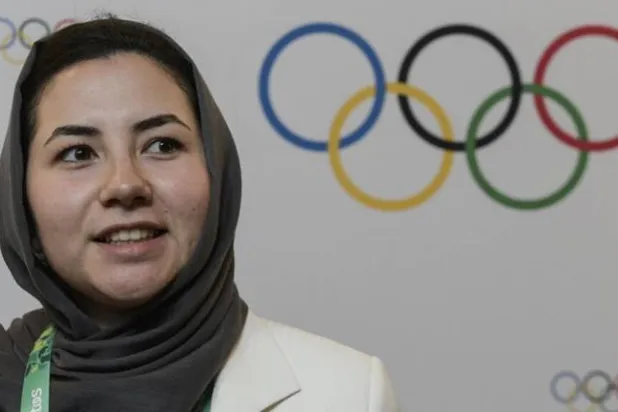 الأفغانية سميرة أصغري المنتخَبة عضواً في اللجنة الأولمبية الدولية تتحدث إلى الصحافيين بالمنطقة الإعلامية المختلطة على هامش الجمعية العمومية الـ133 بوينوس أيرس في 9 أكتوبر 2018 (أ.ف.ب)