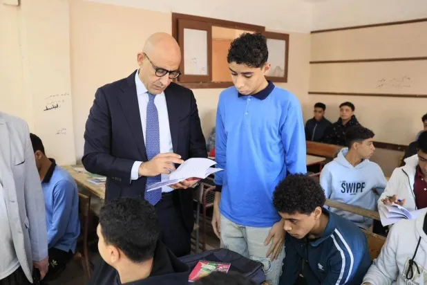 وزير التربية والتعليم المصري خلال زيارته لإحدى المدارس (وزارة التربية والتعليم - أرشيفية)