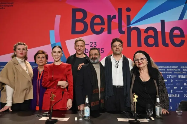 أمير مع صناع الفيلم خلال عرضه في برلين (الشركة المنتجة)