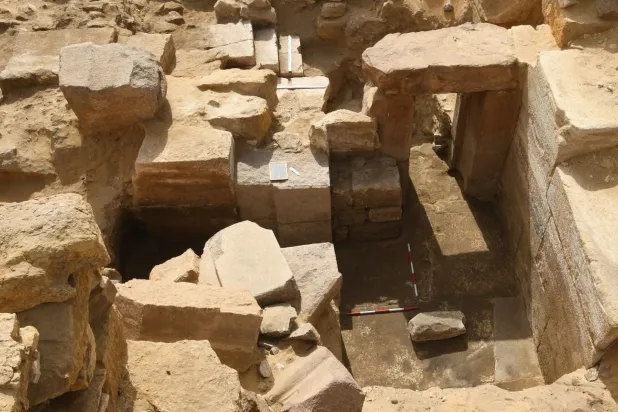معبد الشمس المُكتشف أخيراً في أبو صير (وزارة السياحة والآثار)