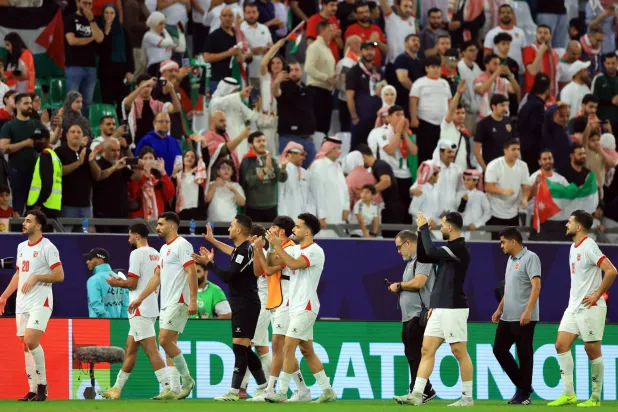 فرحة لاعبي الأردن بالفوز على العراق والتأهل لنصف نهائي كأس العرب (رويترز)