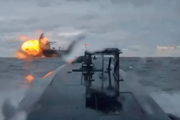 زورق مسيّر أوكراني يصور اشتعال النيران في ناقلة روسية تتبع «أسطول الظل» بالبحر الأسود 10 ديسمبر (رويترز)