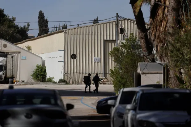 عناصر من الشرطة الإسرائيلية داخل مقر وكالة «أونروا» في القدس (رويترز)