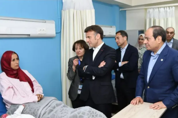 السيسي وماكرون خلال لقاء جرحى فلسطينيين في أبريل الماضي (الرئاسة المصرية)