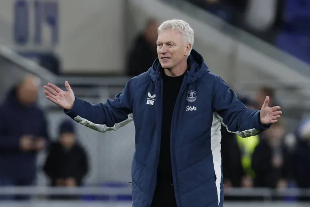 ديفيد مويز قال إن اللاعبين المتجهين للمشاركة في كأس أفريقيا يجب أن يغادروا بمباركة أنديتهم (رويترز)