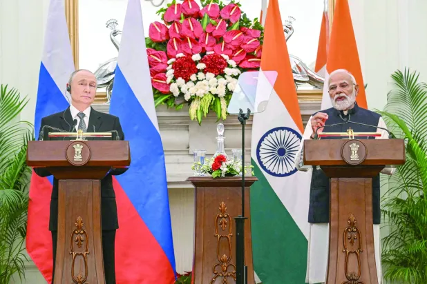 مؤتمر صحافي للرئيس الروسي فلاديمير بوتين ورئيس الوزراء الهندي ناريندرا مودي في بيت الضيافة الرسمي «حيدرآباد» بنيودلهي يوم 5 ديسمبر (أ.ف.ب)