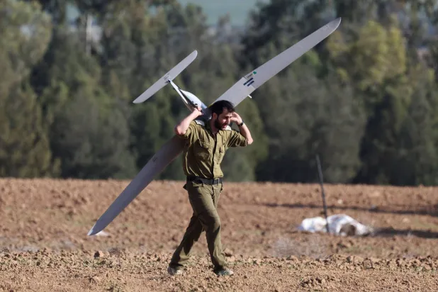 جندي إسرائيلي يطلق مُسيّرة إسرائيلية فوق قطاع غزة من جنوب إسرائيل 6 ديسمبر 2023 (أ.ف.ب)