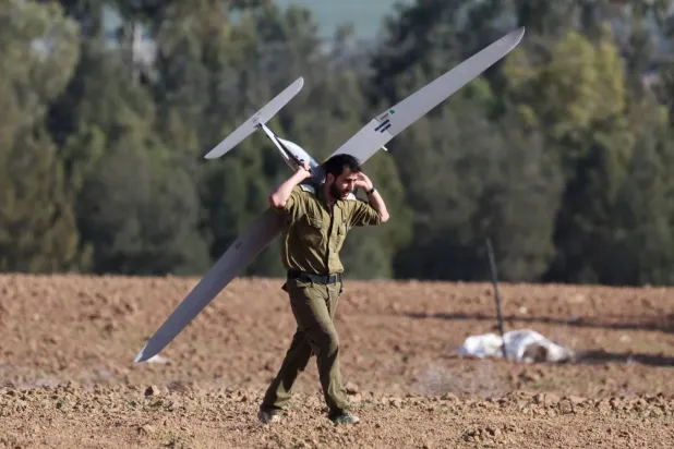 İsrailli bir asker, 6 Aralık 2023'te güney İsrail'den Gazze Şeridi üzerine bir İsrail insansız hava aracı fırlatıyor (AFP)