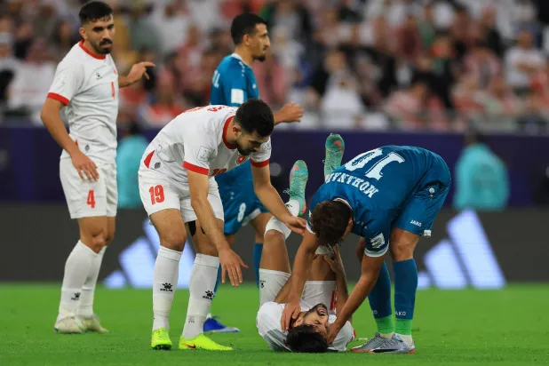 أصيب النعيمات في الدقيقة السابعة وتحامل على نفسه وعاد إلى الميدان (رويترز)