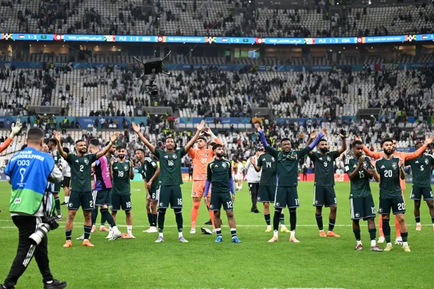 لاعبو المنتخب السعودي حيوا الجماهير عقب الفوز (سعد العنزي)